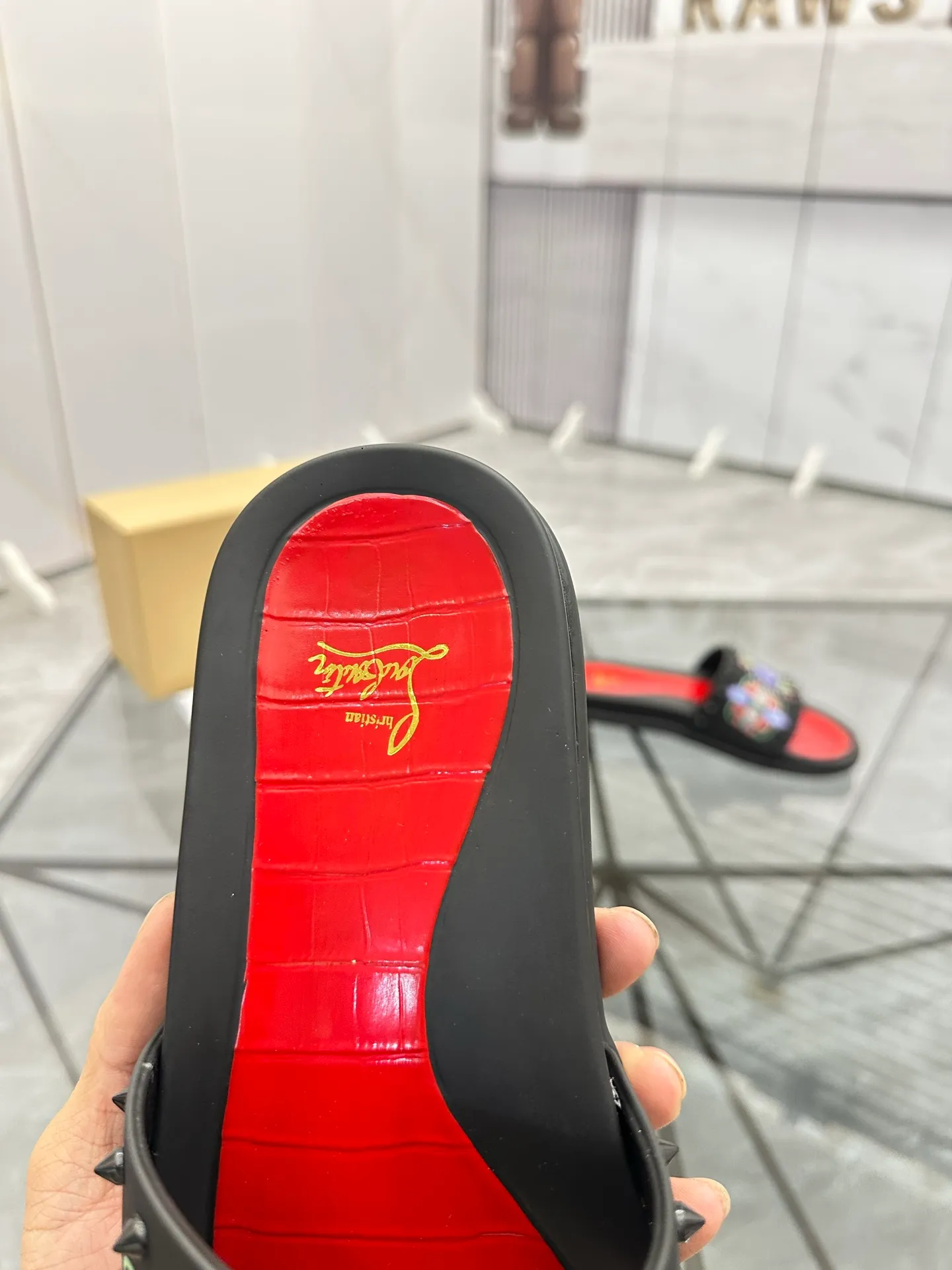 Men's shoes: 💰P340¥ Product trademark: CL red-soled shoes* "CL*" slippers Regular size: 38-44 (men's 45.46 can be customized) Product materials: imported cowhide upper, professional 5D craftsmanship, high-end rivets, sheepskin lining, original outsole. Number: 789